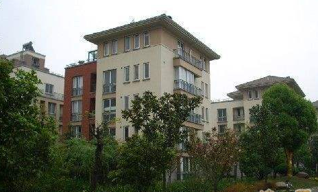 上海格蘭云天別墅區(qū)：高端居住品質(zhì)，便捷交通生活